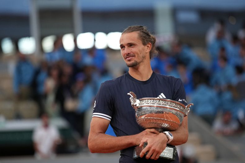 El alemán Alexander Zverev sostiene el trofeo de campeón de Roland Garros tras vencer en la final al italiano Flavio Cobolli el domingo 7 de junio del 2026. (AP Foto/Christophe Ena)