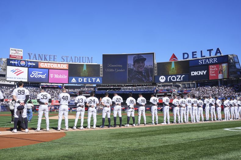 Los Yankees de Nueva York guardan un minuto de silencio por Miller Gardner, hijo de su exjugador Brett Gardner, antes de jugar ante los Cerveceros de Milwaukee, el jueves 27 de marzo de 2025 (AP Foto/Seth Wenig)