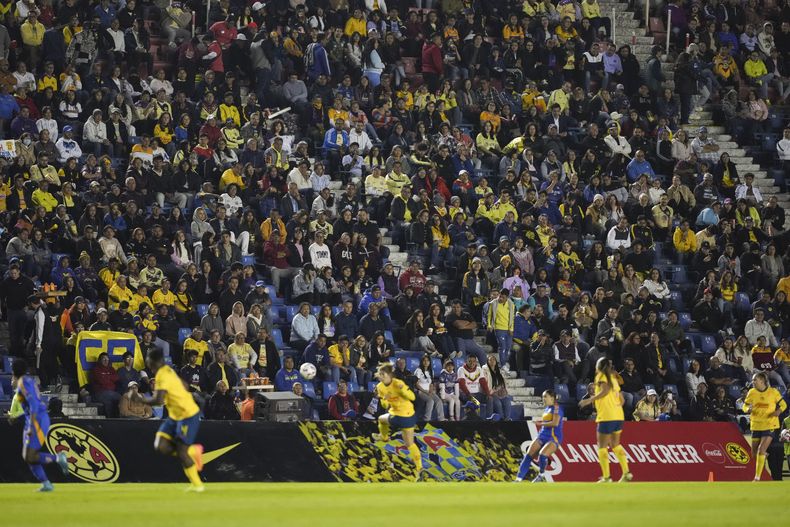 Aficionados observan el partido de ida de la semifinal entre América y Tigres en la Liga Mx femenil, el jueves 14 de noviembre de 2024, en la Ciudad de México. (AP Foto/Eduardo Verdugo)
