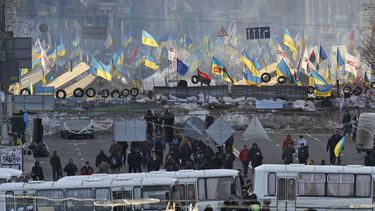 americateve | Autobuses de la polic&iacute;a bloquean el acceso a una avenida para evitar el enfrentamiento entre activistas a favor de la Uni&oacute;n Europea que se re&uacute;nen en la Plaza de la Independencia y seguidores del presidente Viktor Yanukovych, en Kiev,
