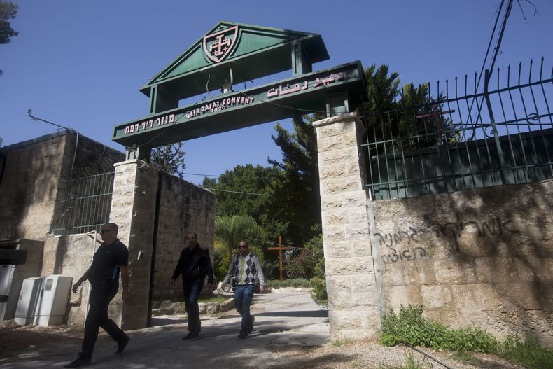 Un grafiti dice "Estados Unidos igual que la Alemania nazi" en el convento de Deir Rafat, en el centro de Israel, el martes 1 de abril del 2014. (Foto AP/Sebastian Scheiner)