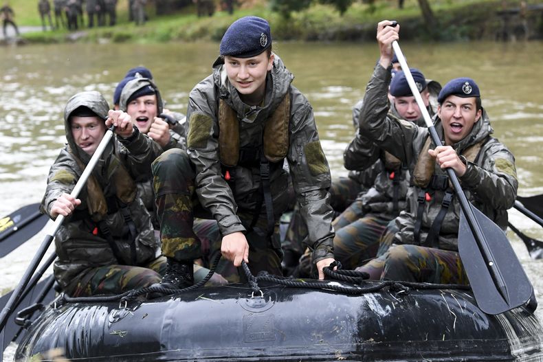 ARCHIVO - La princesa heredera belga Elisabeth, al centro, participa en un ejercicio militar de tres días en un Centro de Entrenamiento de Comandos del Ejército, el lunes 26 de julio de 2021, en Marche-les-Dames, Bélgica. (Frederic Sierakowski, foto compartida vía AP, archivo)