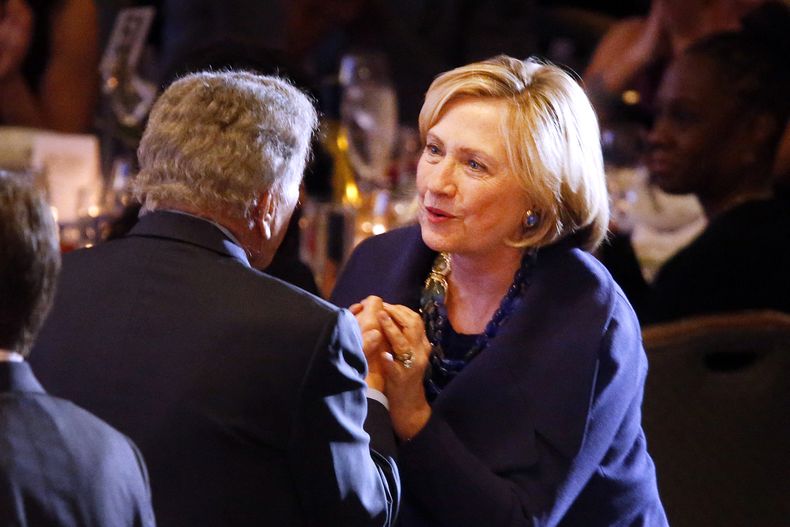 La ex secretaria de Estado estadoundiense Hillary Rodham Clinton habla con el cantante Tony Bennett durante la ceremonia de premios Robert F. Kennedy Ripple of Hope el 16 de diciembre de 2014 en Nueva York. (AP Foto/Jason DeCrow)