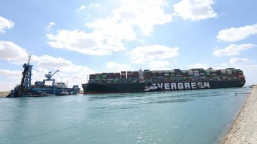 el canal de suez sigue bloqueado por cuarto dia con mas de 270 barcos esperando para cruzar: las perdidas se calculan en usd 9.600 millones diarios