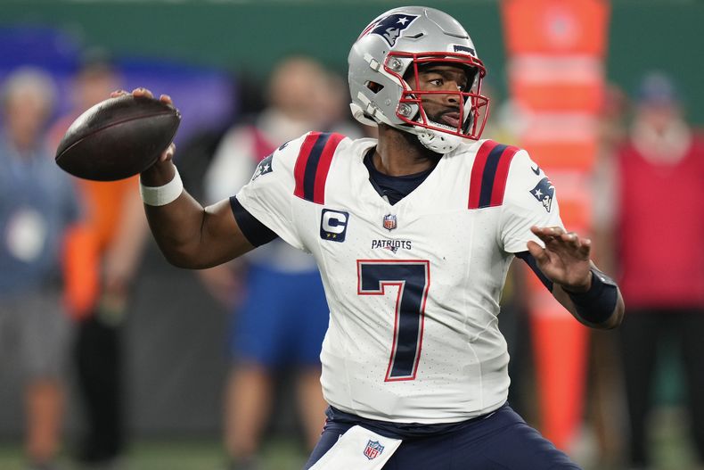 El quarterback de los Patriots de Nueva Inglaterra Jacoby Brissett pasa el balón en el segundo periodo del encuentro ante los Jets de Nueva York el jueves 19 de septiembre del 2024. (AP Foto/Seth Wenig)