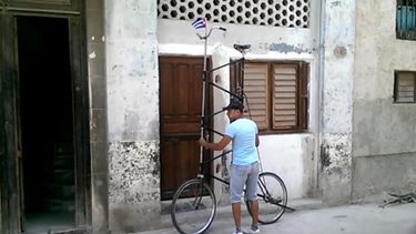 Félix Ramón Guirola y su bicicleta.