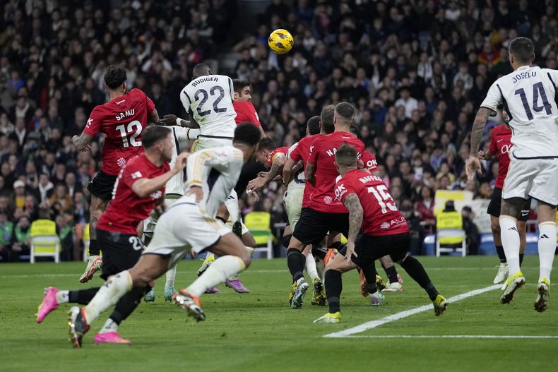 Antonio Rüdiger (22), del Real Madrid, anota el gol de su equipo con un remate de cabeza durante el partido de La Liga de España entre Real Madrid y Mallorca en el estadio Santiago Bernabéu, en Madrid, España, el miércoles 3 de enero de 2024. (AP Foto/Bernat Armangue)