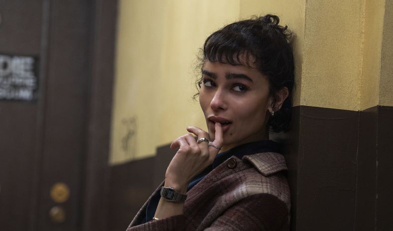 Esta imagen publicada por Sony Pictures Entertainment muestra a Zoë Kravitz en una escena de Caught Stealing. (Niko Tavernise/Sony Pictures Entertainment via AP)