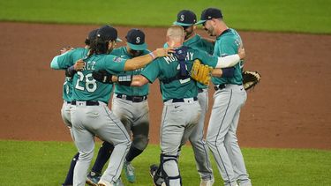 Jugadores de los Marineros de Seattle celebran después de derrotar 13-1 a los Orioles de Baltimore durante el juego de béisbol el viernes 23 de junio de 2023, en Baltimore. (AP Foto/Julio Cortez)