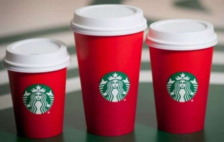 Las tazas rojas de Starbucks para Navidad generan controversia