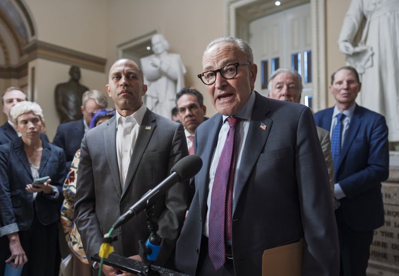 El líder de la minoría de la Cámara de Representantes, Hakeem Jeffries, a la izquierda, y el líder de la minoría del Senado, Chuck Schumer, ambos demócratas por Nueva York, hablan con periodistas en el Capitolio en Washington, el jueves 11 de septiembre de 2025. (AP Foto/J. Scott Applewhite, Archivo)