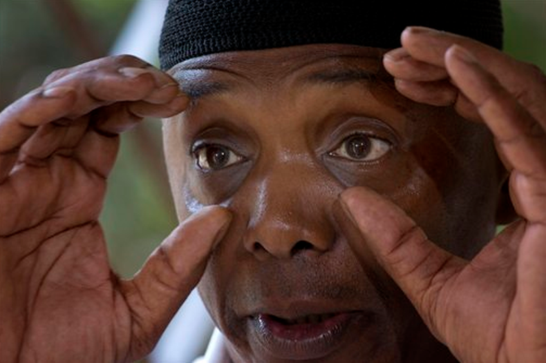 En esta fotografía del 25 de octubre de 2013, el ciudadano estadounidense William Potts relata su arresto en Cuba durante una entrevista efectuada en su casa en La Habana, Cuba. Potts dice que tiene un asiento reservado en un vuelo fletado de La Habana a