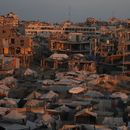 Carpas que albergan a palestinos desplazados se ven entre edificios dañados por la guerra en Ciudad de Gaza, el sábado 26 de septiembre de 2026. (AP Foto/Jehad Alshrafi)