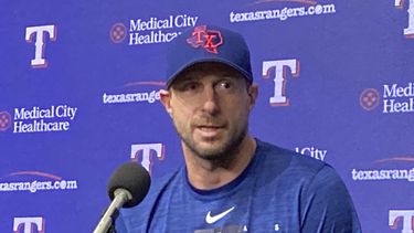 El pitcher Max Scherzer responde en una conferencia de prensa que marcó su presentación con los Rangers de Texas, el martes 1 de agosto de 2023 (AP Foto/Stephen Hawkins)
