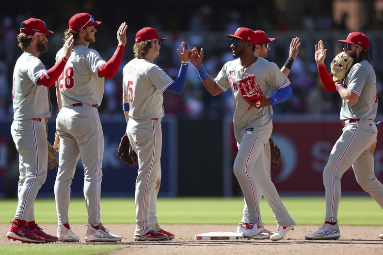 Jugadores de los Filis de Filadelfia celebran una victoria del equipo y barren a los Padres de San Diego, el domingo 28 de abril de 2024, en San Diego. (AP Foto/Brandon Sloter)