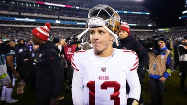 ARCHIVO - Foto del 29 de enero del 2023, el quarterback de los 49ers de San Francisco Brock Purdy camina en el campo tras el encuentro de Campeonato de la NFC ante los Eagles de Filadelfia. El lunes 22 de mayo del 2023, la NFL aprueba permitir el uso de un 3er quarterback de emergencia en caso de lesión. (AP Foto/Chris Szagola, Archivo)
