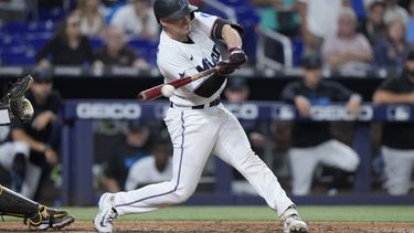 Nick Fortes, de los Marlins de Miami, batea un sencillo para producir la carrera de la victoria durante la novena entrada del juego de béisbol en contra de los Padres de San Diego, el miércoles 31 de mayo de 2023, en Miami. (AP Foto/Wilfredo Lee)