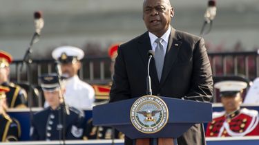 El secretario de Defensa estadounidense, Lloyd Austin, habla durante una ceremonia de conmemoración de los atentados del 11 de septiembre de 2001 en el Pentágono, el miércoles 11 de septiembre de 2024, en Washington. (AP Foto/Kevin Wolf)