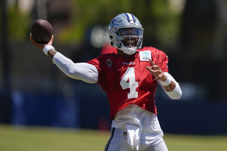 Dak Prescott, quarterback de los Cowboys de Dallas, lanza un pase durante una práctica el miércoles 14 de agosto de 2024, en Oxnard, California (AP Foto/Ryan Sun)