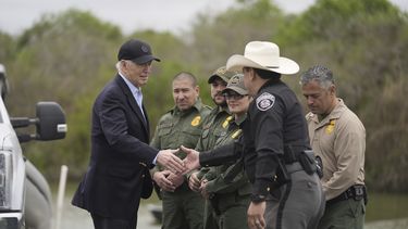 ARCHIVO - El presidente Joe Biden habla con oficiales de la Patrulla Fronteriza y funcionarios locales mientras supervisa la frontera sur el 29 de febrero de 2024, en Brownsville, Texas, a lo largo del río Bravo, o Grande. (AP Foto/Evan Vucci, Archivo)