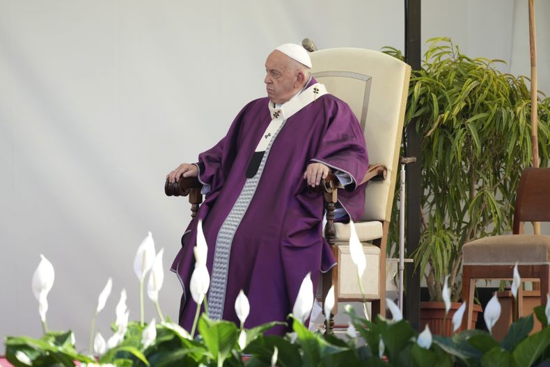 El papa Francisco en una ceremonia en el cementerio Laurentino en las afueras de Roma, el 2 de noviembre del 2024. (Foto AP/Andrew Medichini)
