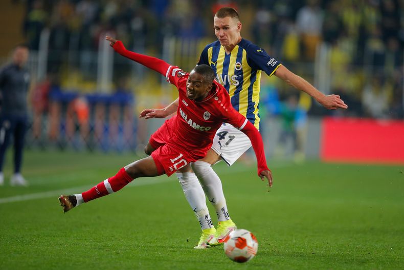 ARCHIVO - Michel-Ange Balikwisha (izquierda), del Amberrtes, disputa un balón con Attila Szalai del Fenerbahce, en un partido de la Liga Europa realizado el 21 de octubre de 2021 (AP Foto, archivo)