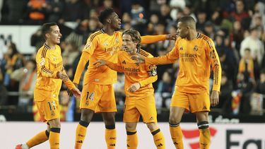 Luka Modric (centro) celebra con sus compañeros del Real Madrid tras un anotar un gol ante el Valencia en la Liga española, el viernes 3 de enero de 2024, en Valencia. (AP Foto/Alberto Saiz)