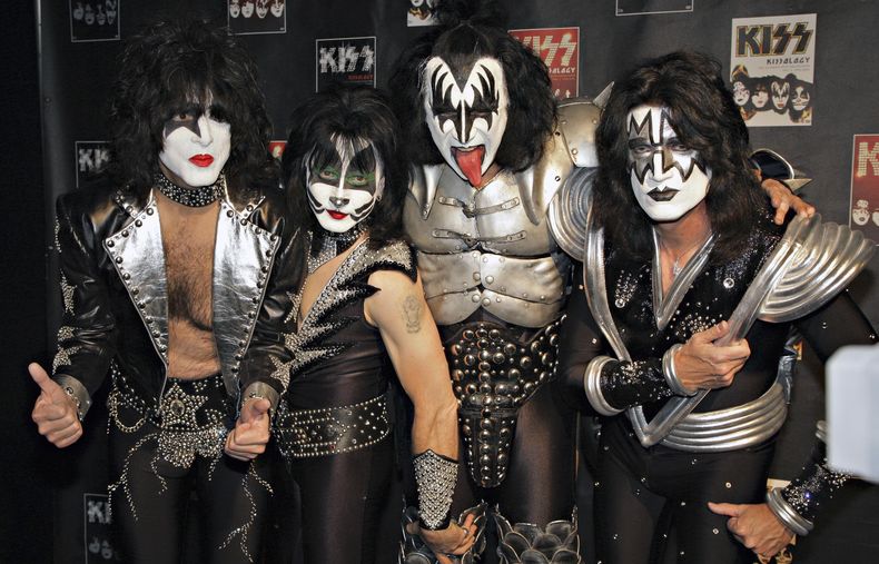 Imagen de archivo del 8 de mayo de 2008 del grupo musical Kiss _desde la izquierda Paul Stanley, Eric Singer, Gene Simmons y Tommy Thayer_, durante una conferencia de prensa promocional de una gira, en Oberhausen, Alemania. (Foto AP/Volker Wiciok)