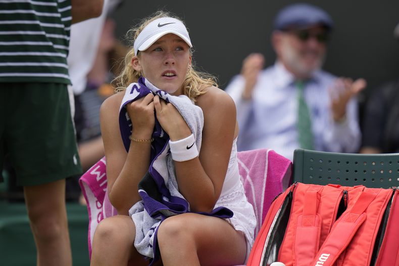 La rusa Mirra Andreeva sentada durante un tiempo muerto en el encuentro de la cuarta ronda ante Madison Keys en Wimbledon el lunes 10 de julio del 2023. (AP Foto/Alastair Grant)