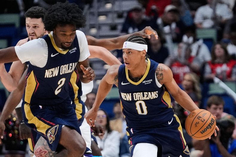 El guardia de los Pelicans de Nueva Orleans, Jeremiah Fears (0), avanza por la cancha contra los Kings de Sacramento durante la primera mitad de un partido de básquetbol de la NBA, el jueves 29 de octubre de 2026, en Nueva Orleans. (Foto AP/Gerald Herbert)