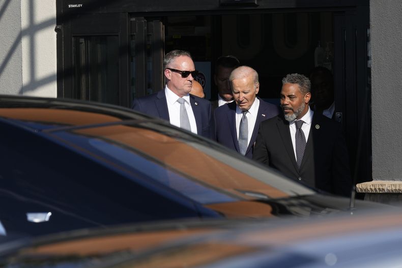 El presidente Joe Biden con el representante Steve Horsford (demócrata por Nevada) tras visitar Marios Westside Market en Las Vegas, el 16 de julio del 2024. (Foto AP/Susan Walsh)