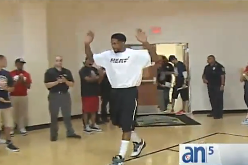 Miembros del Heat ofrecen clínica de baloncesto a 150 niños en la sede del Comando Sur en Doral.