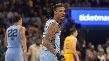 Ja Morant, de los Grizzlies de Memphis, festeja durante un partido de playoffs ante los Lakers de Los Ángeles, el 26 de abril de 2023 (AP Foto/Brandon Dill)
