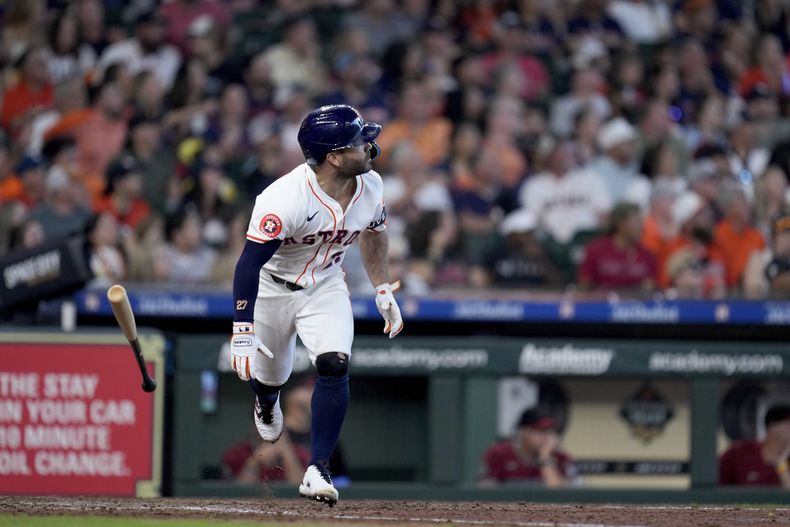 El venezolano José Altuve, de los Astros de Houston, comienza el trote al conectar un jonrón frente a los Diamondbacks de Arizona, el sábado 7 de septiembre de 2024 (AP Photo/Eric Christian Smith)