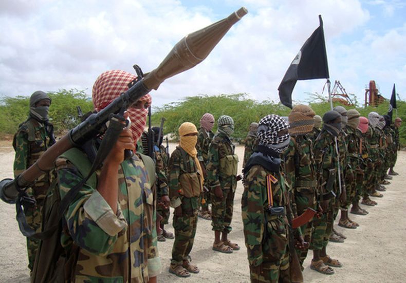 ARCHIVO - Combatientes de al-Shabab muestran sus armas durante maniobras militares al norte de Mogadiscio, Somalia, el 21 de octubre de 2010. (AP Foto/Farah Abdi Warsameh, archivo)