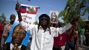 americateve | Partidarios del ex presidente Jean-Bertrand Aristide protestan contra el gobierno del presidente Michel Martelly, principalmente por elto costo de la vida, en el centro de Puerto Pr&iacute;nciope, Hait&iacute;, el jueves, 17 de octibre del 2013. (Foto AP/