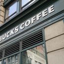 ARCHIVO - Un letrero de Starbucks sobre una tienda de Manhattan, Nueva York, el martes 13 de junio de 2023. (AP Foto/John Minchillo, Archivo)