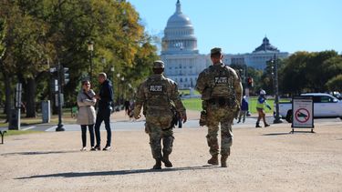 Soldados de la Guardia Nacional caminan cerca del Capitolio de Estados Unidos, en Washington, el viernes 17 de octubre de 2025. (AP Foto/Rahmat Gul)