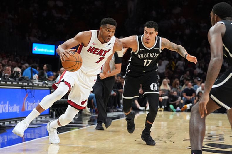 El alero del Heat de Miami Giannis Antetokounmpo avana con el balón mientras es presionado por el alero de los Nets de Brooklyn Michael Porter Jr. en el encuentro de pretemporada del miércoles 14 de octubre del 2026. (AP Foto/Rebecca Blackwell)