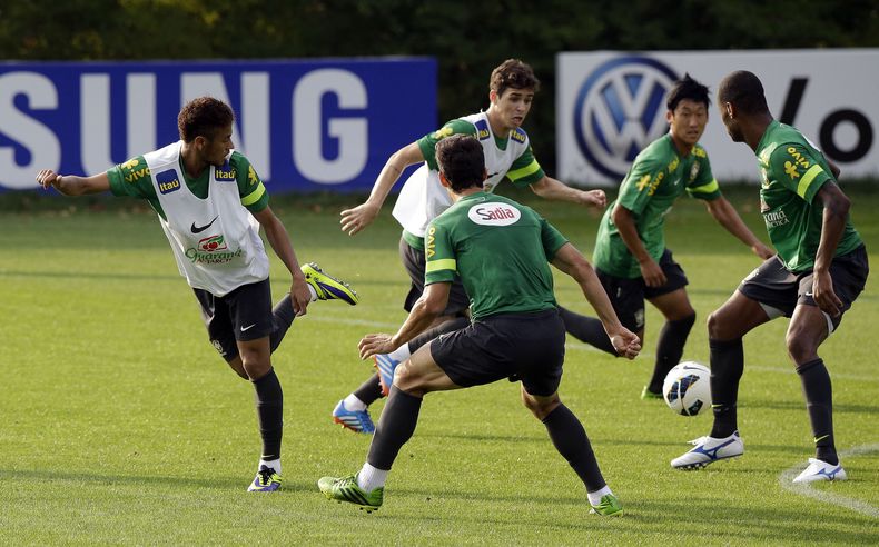 El jugador de la selecci&oacute;n de Brasil, Neymar, izquierda, pasa el bal&oacute;n en un entrenamiento el jueve,s 10 de octubre de 2013, en Paju, Corea del Sur. (AP Photo/Lee Jin-man)