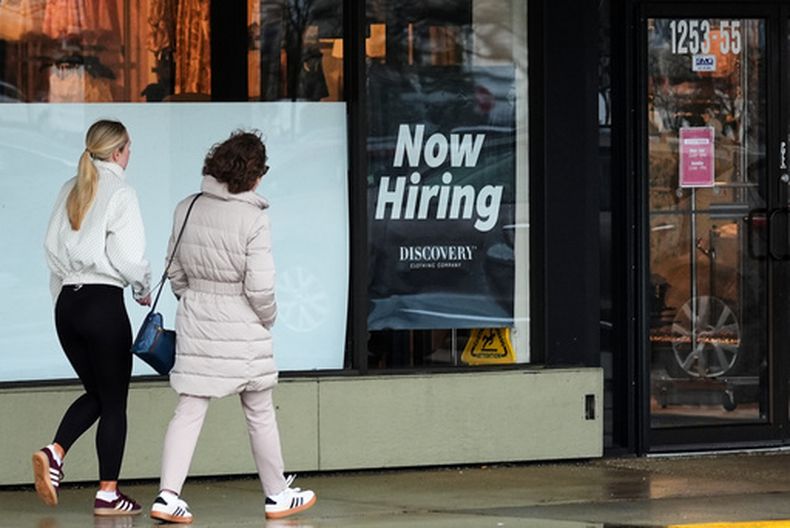 Una tienda solicita personal en Arlington Heights, Illinois, el 2 de abril del 2026. (AP foto/Nam Y. Huh)