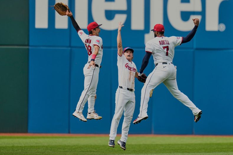 Los jardineros Steven Kwan, Petey Halpin right fielder Jo Adell, desde la izquierda, celebra la victoria de los Guardianes de Cleveland sobre los Medias Blancas de Chicago, el miércoles 16 de septiembre de 2026. (AP Foto/Sue Ogrocki)