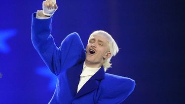 ARCHIVO - Joost Klein de Holanda interpreta la canción Europapa durante el ensayo general de la segunda semifinal del Festival de la Canción de Eurovisión en Malmo, Suecia, el 8 de mayo de 2024. Suecia abandonó el lunes su investigación sobre un altercado entre bastidores que involucró al concursante holandés en el Festival de la Canción de Eurovisión que fue dramáticamente expulsado de la competencia horas antes de la final en mayo. (Foto AP/Martin Meissner, archivo)