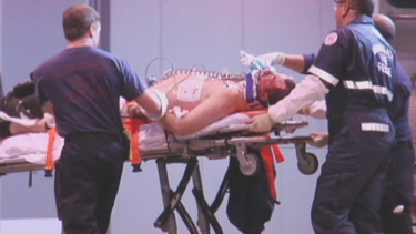 autoridades buscan un chofer que huyo despues de atropellar a dos hombres en miami beach