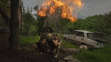 Un soldado ucraniano dispara un mortero contra posiciones rusas en la línea del frente cerca de Bajmut, región de Donetsk, Ucrania, el domingo 28 de mayo de 2023. (Foto AP/Efrem Lukatsky)