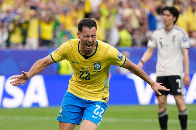 Gabriel Martinelli (22) celebra tras anotar el segundo gol de Brasil en la victoria 2-1 ante Japón en la ronda de 16vos de final del Mundial, el lunes 29 de junio de 2026, en Houston. (AP Foto/Ashley Landis)