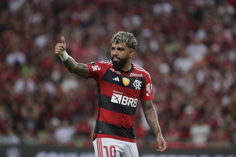 Gabriel Barbosa Gabigol, de Flamengo, hace un gesto durante un partido de la Copa Libertadores ante Olimpia de Paraguay, el jueves 3 de agosto de 2023, en el Maracaná de Río de Janeiro (AP Foto/Bruna Prado)