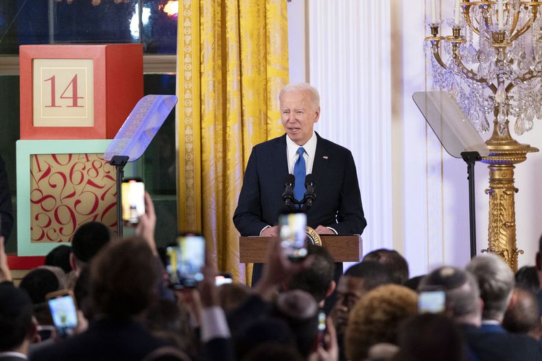 El presidente Joe Biden habla en una ceremonia de Hanukkah en la Sala Este de la Casa Blanca en Washington, el lunes 11 de diciembre de 2023. (Bonnie Cash/Pool via AP)
