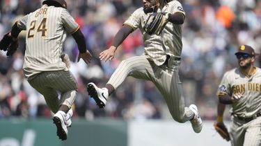 Rougned Odor (24) y Fernando Tatis Jr. de los Padres de San Diego celebran la victoria ante los Gigantes de San Francisco, el jueves 22 de junio de 2023. (AP Foto/Jeff Chiu)