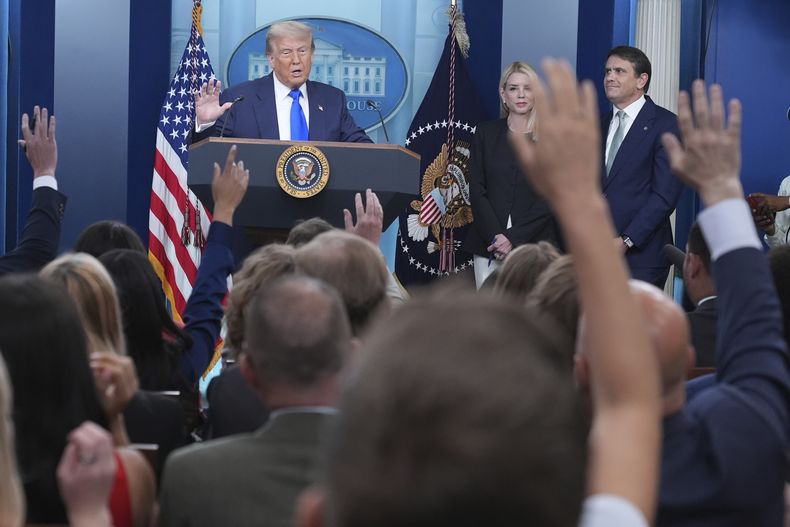 El presidente Donald Trump, arriba a la izquierda, habla con la prensa mientras lo escuchan la secretaria de Justicia Pam Bondi y el subsecretario de Justicia, Todd Blance, el viernes 27 de junio de 2025, en la sala de prensa de la Casa Blanca en Washington. (AP Foto/Jacquelyn Martin)